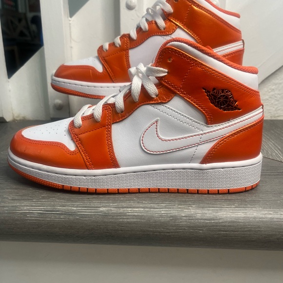 nike air jordan 1 mid metallic orange